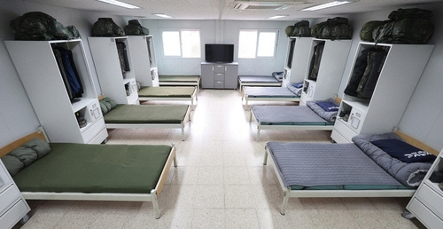 병사 생활관 침상에 깔린 모포·포단(왼쪽)과 상용이불(오른쪽)[국방부 제공]